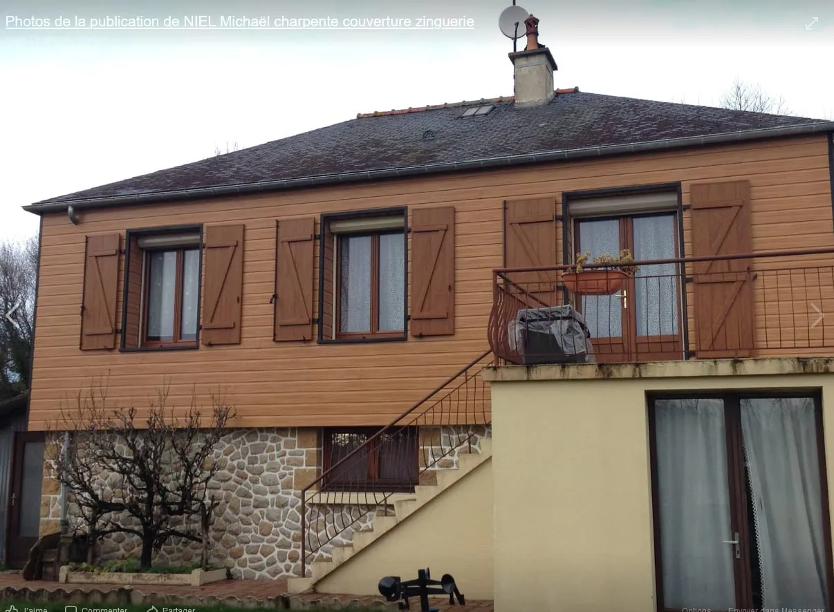 Maison avec bardage bois et toiture en ardoise