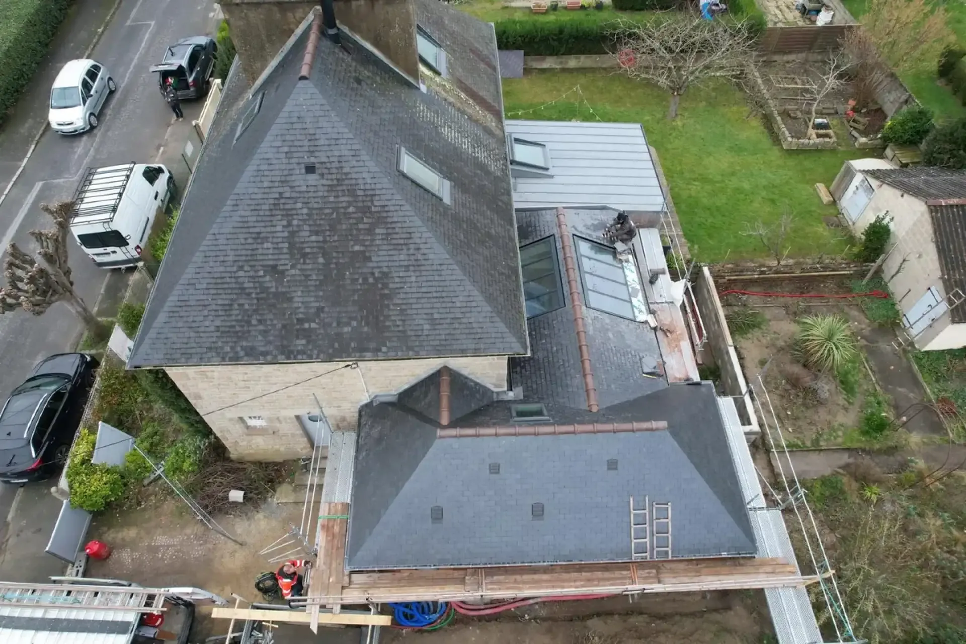 Vue aérienne d'une maison en ardoise avec extension en zinc et verrières