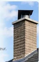 Conduit de cheminée en briques surmonté d'un chapeau métallique